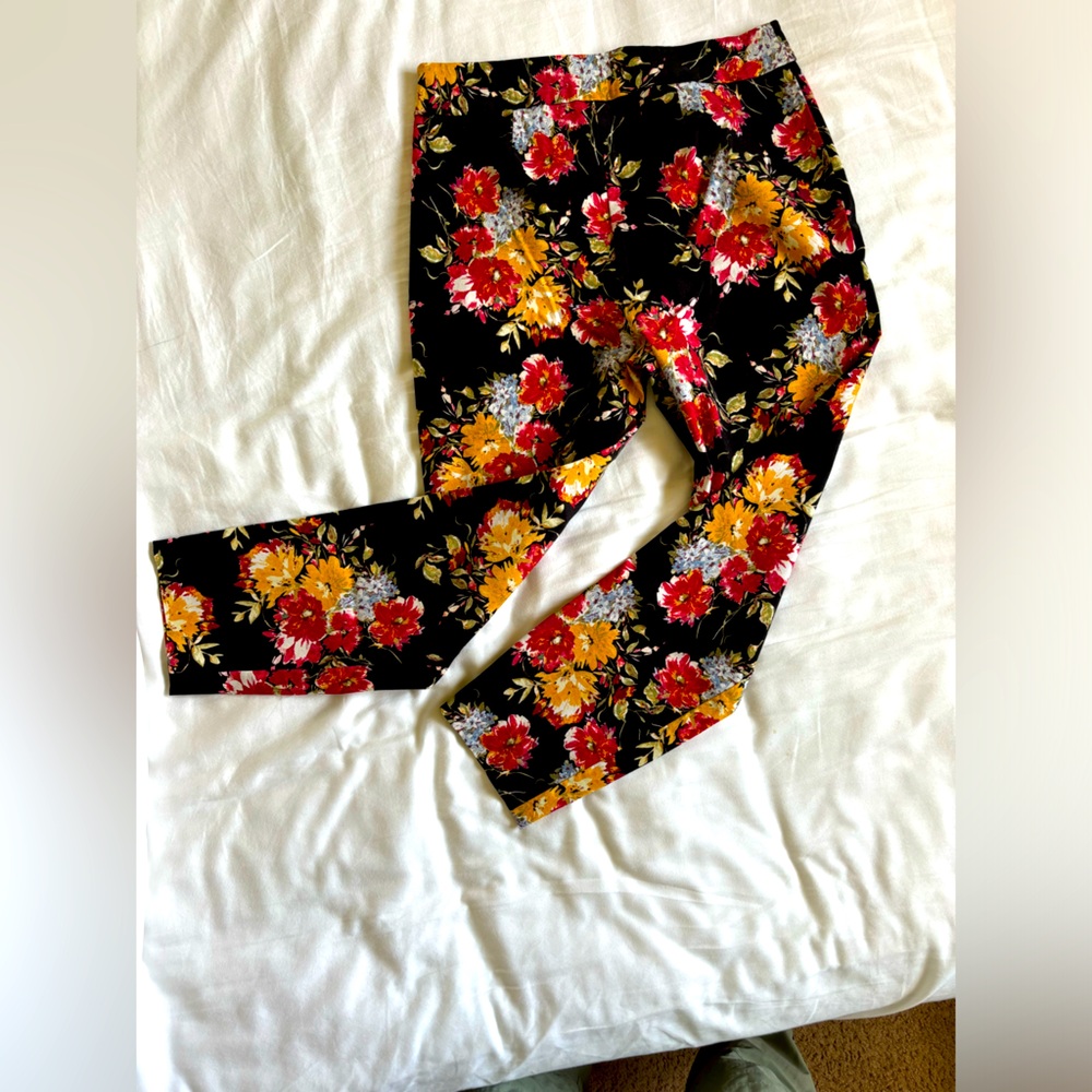 2/$20 TIME AND TRU side zip floral skinny pants. - Picture 2 of 5